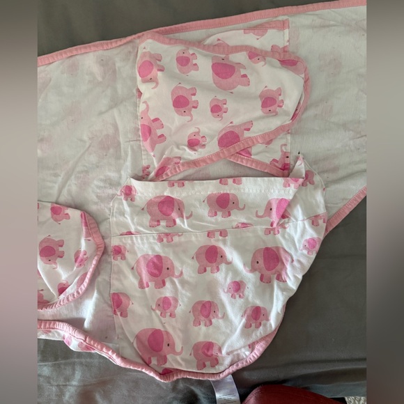 Pink Elephant Baby swaddle - Picture 1 of 7